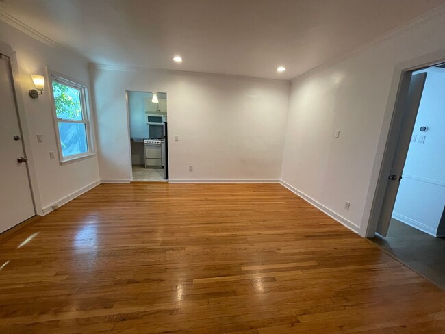 Building Photo - Spacious Three Bedroom Hollywood Golden Er...