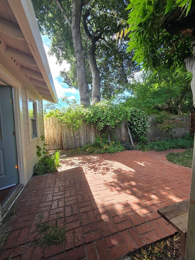 Building Photo - West Side Petaluma Garden Gem - 1 bed 1 bath