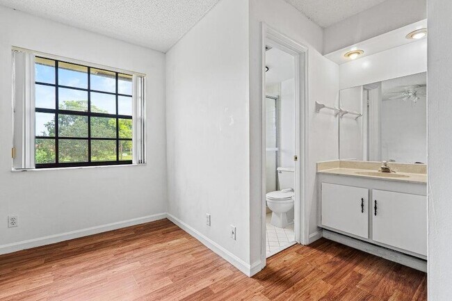 Building Photo - 4151 Oak Terrace Dr