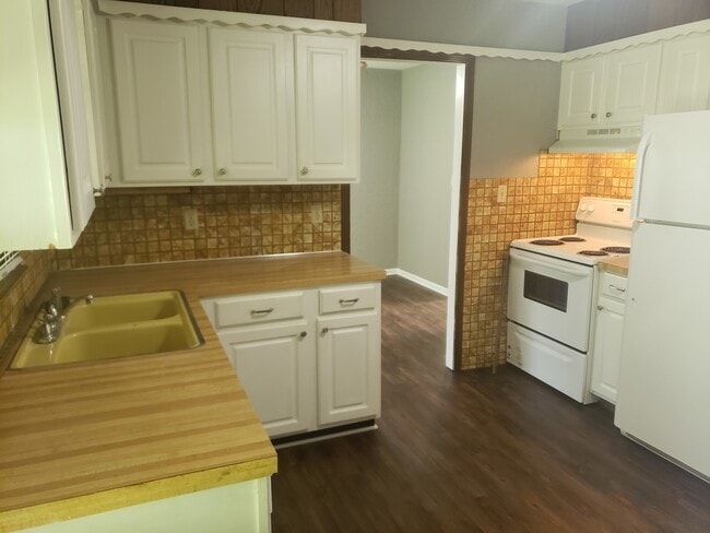 Building Photo - Remodeled Raytown Home-Available NOW!!