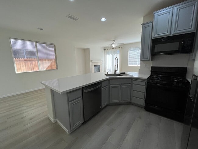 Building Photo - 3 Bed | 2 Bath | 1330SF | Tenant Pays $175...
