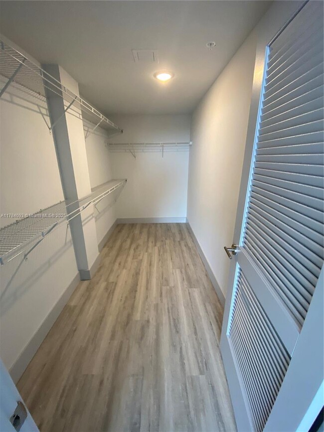 Building Photo - 9000 Ramblewood Dr