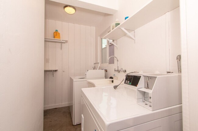 Building Photo - Charming 1 Bedroom / 1 Bath Apartment in Kensington Neighborhood w/ Garage - VACANT FOR VIEWING!