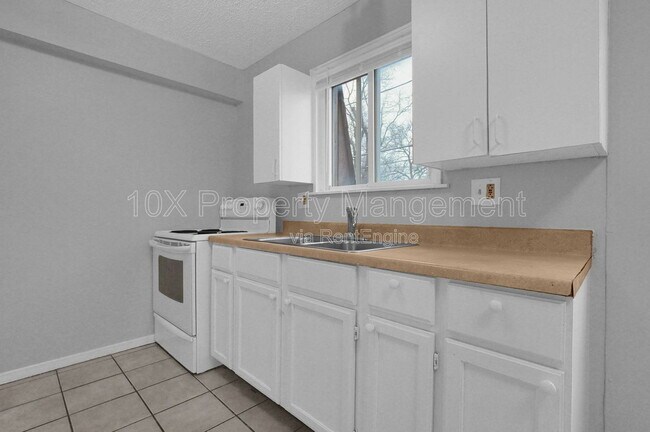 Building Photo - 2872 Howey Rd