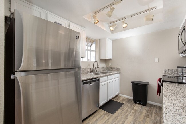 Building Photo - 2nd floor unit in gated community with pool/spa/tennis