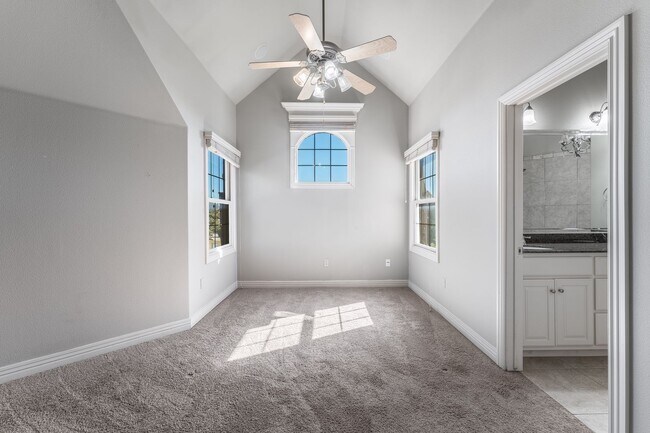 Building Photo - Stunning Townhome