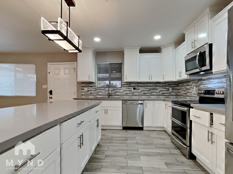 Building Photo - 548 E Royal Palms Dr