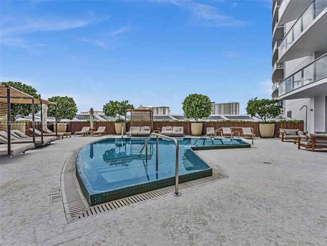 Building Photo - 17001 Collins Ave