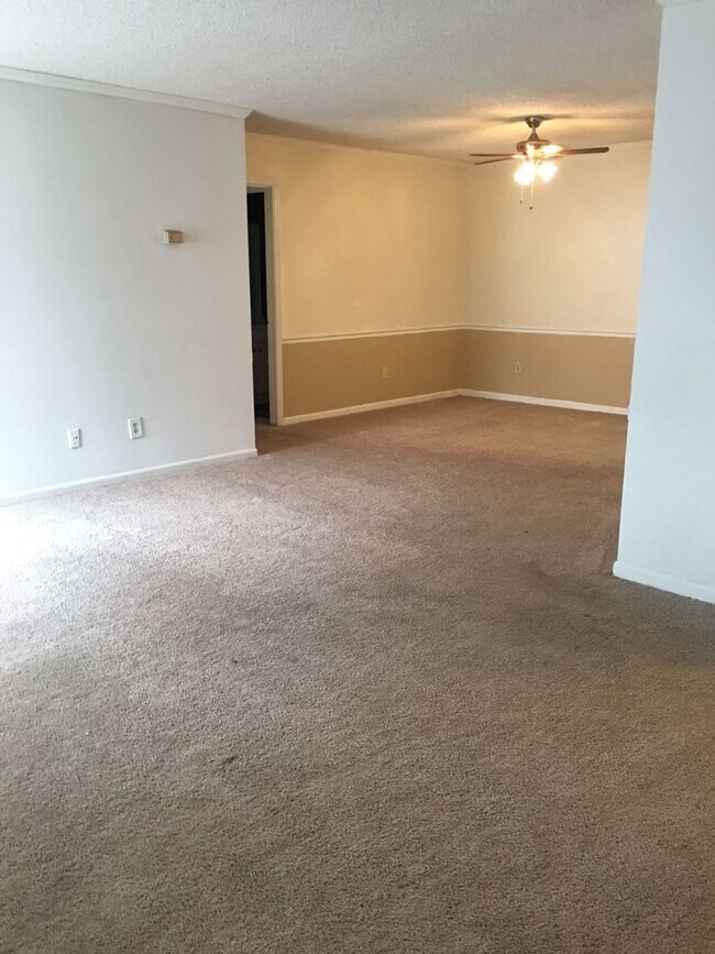 Building Photo - Renovated 2 Bedroom / 2 Bath Condo for Rent