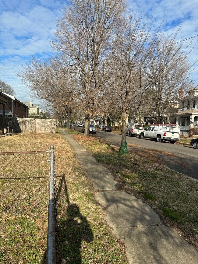 Building Photo - 5 bed 2 bath, central all electric HVAC, laundry, fenced yard house!