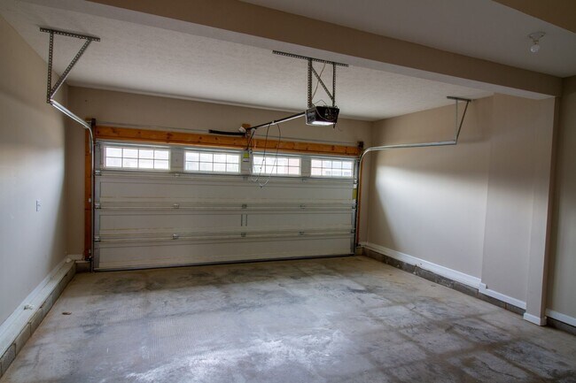 Building Photo - Fresh and Clean 3/2 with BONUS room and fenced yard.  Go.