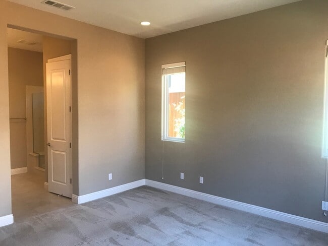 Building Photo - Charming 2 Bed 2 Bath - Trilogy at The Vineyards