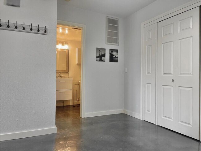 Building Photo - 1311 Antoine Dr