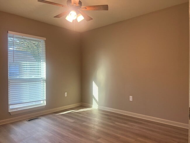 Building Photo - 1211 Essex Ln