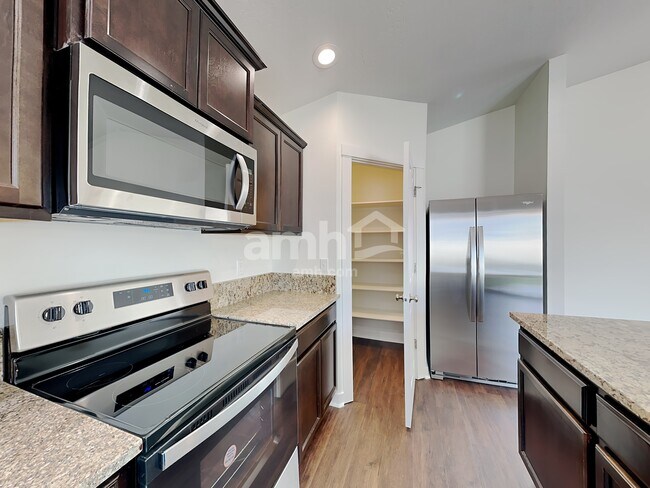 Building Photo - 754 N Scotney Ave