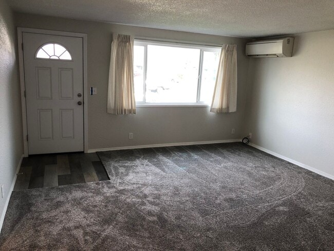 Building Photo - Updated 3 bedroom 1.5 bathroom house in Springfield!