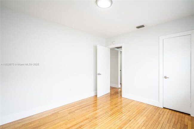 Building Photo - 117 S Shore Dr