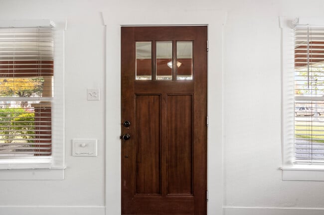 Building Photo - 2511 Lipscomb St