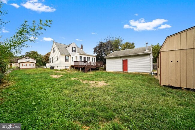 Building Photo - 624 Armstrong Ave