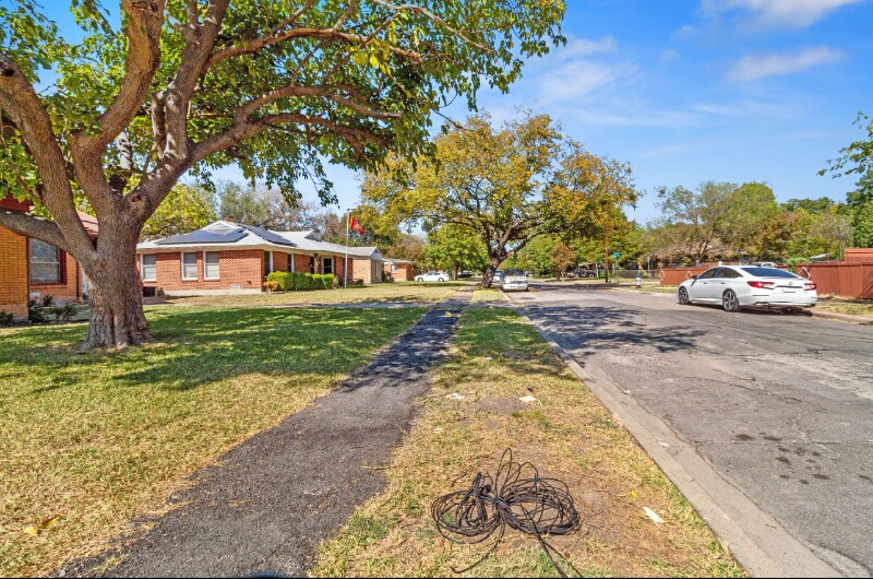 Building Photo - 10911 Visalia Dr