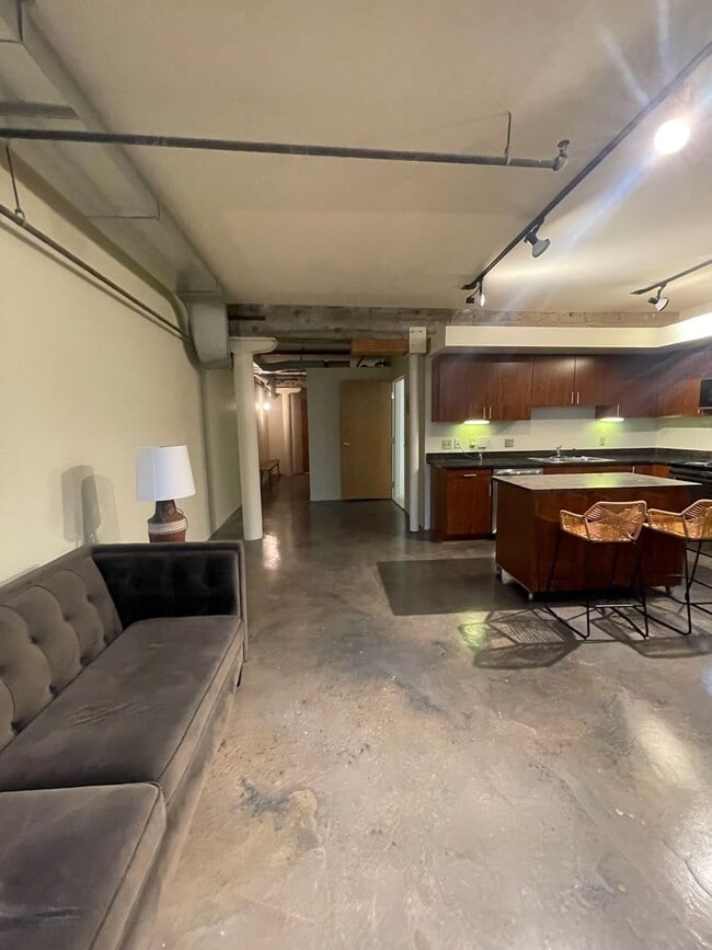 Building Photo - Garden View 1 Bedroom Loft Ready for move in