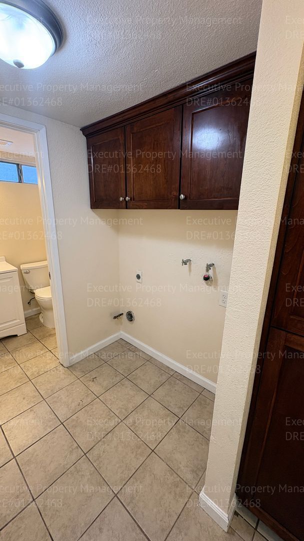 Building Photo - 3 bedroom/ 1.5 bathroom townhome