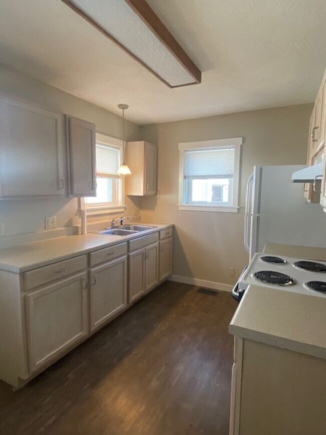 Building Photo - Adorable 2 Bedroom Early August