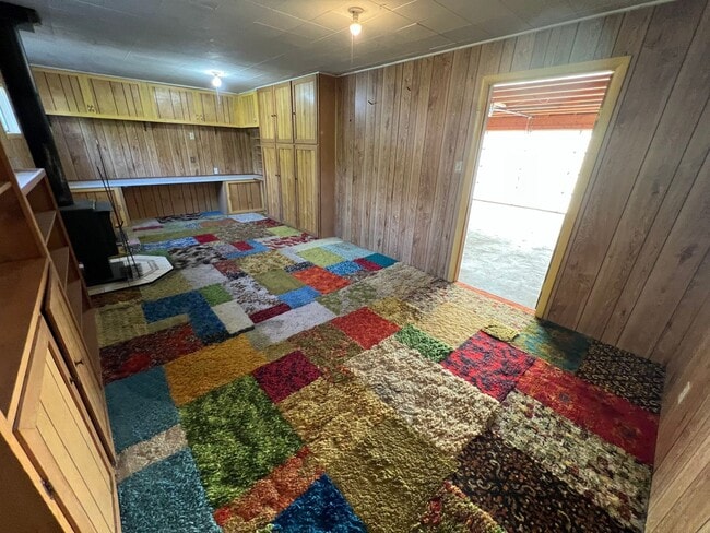 Building Photo - 3 Bed 2 Bath House with Attached 2 Car Garage & Trailer Parking