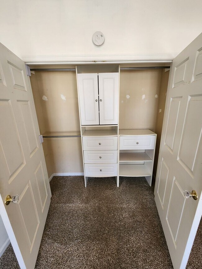 Building Photo - Top Floor Condo in Gated Community!