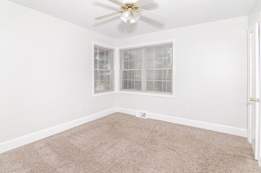 Building Photo - 1416 Hilltop Dr