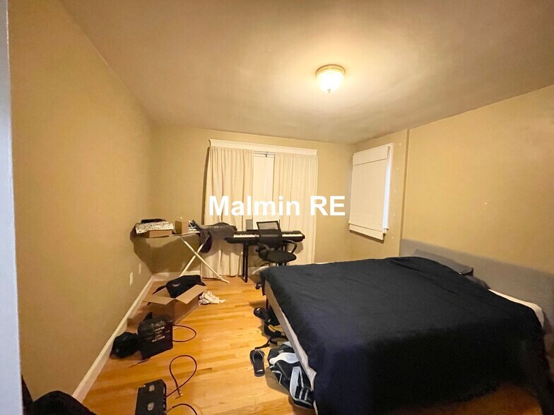 Building Photo - 27 Iroquois St