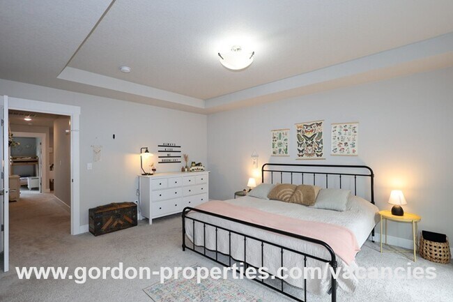 Building Photo - SE Golden Eagle Ln - 4 bedroom home in Hap...