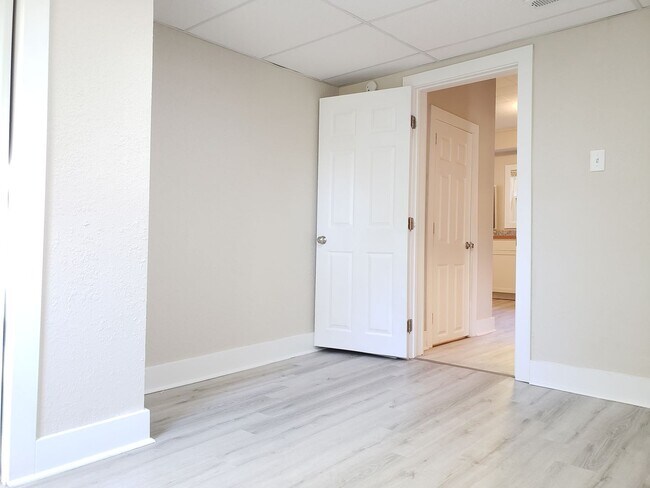 Building Photo - Spacious 2-Bedroom, 1-Bathroom Home AVAILABLE NOW!!