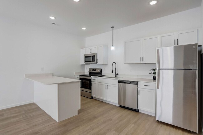 Building Photo - 703 Parkview Dr