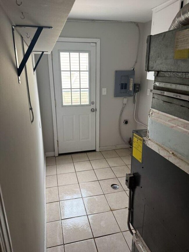 Building Photo - North Pontiac home Available Now!