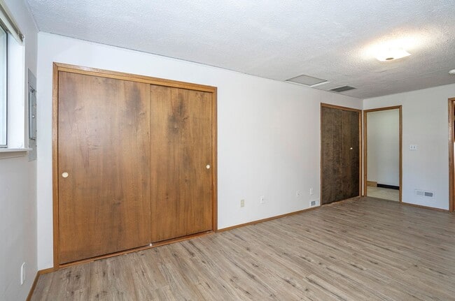 Building Photo - Spacious 4-Bedroom Home with Large Yard, Covered Patio & Garage in Lakewood