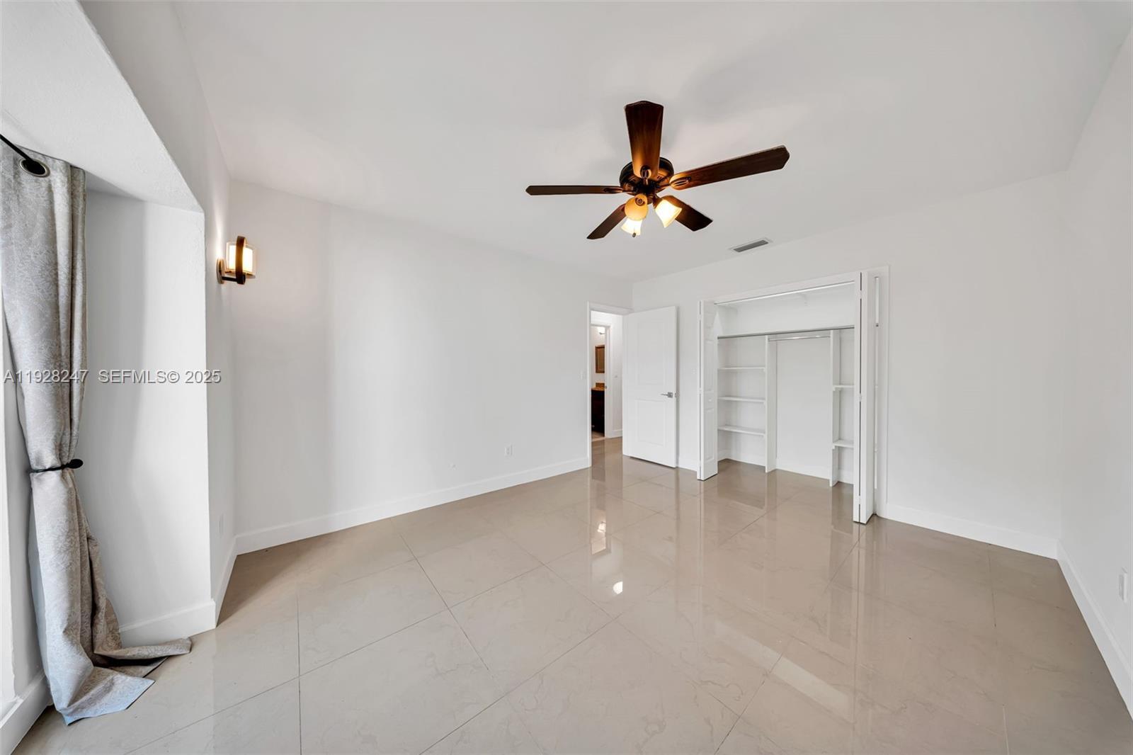 Building Photo - 7417 Twin Sabal Dr