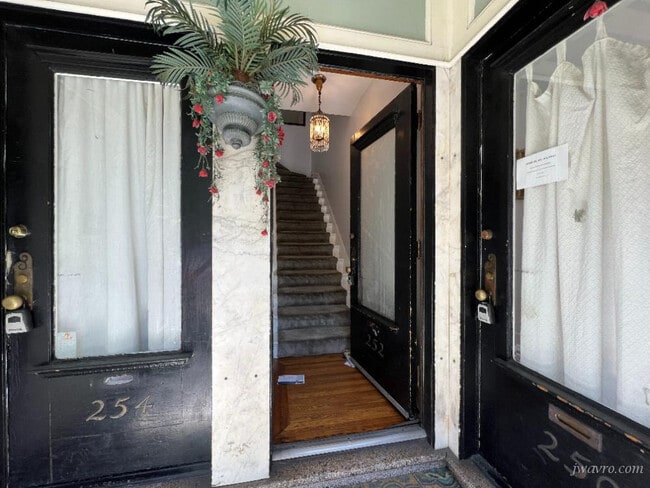 Building Photo - 250-254-254 Carl St