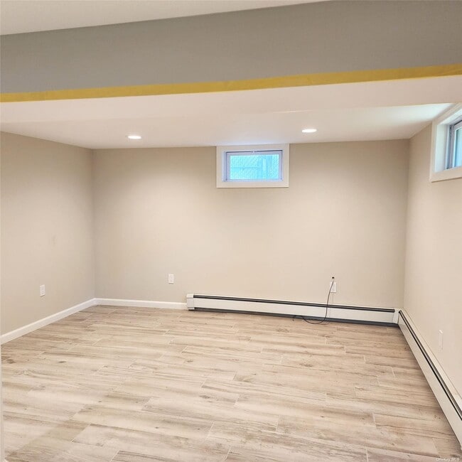 Building Photo - 384 Soundview Dr