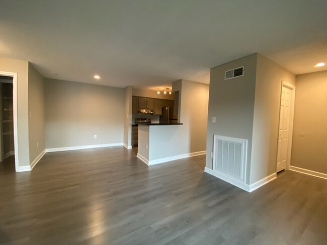 Building Photo - 2 Bedroom, 2 Bath condo