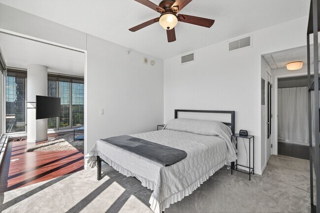 Building Photo - Gorgeous "Reflections" Condo w/ Panoramic Views, Light Rail Station, walk to Mall of America!