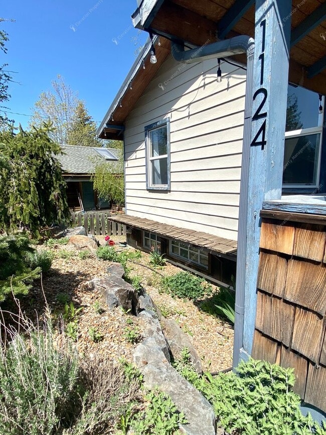 Building Photo - Unfurnished - Charming 3-Bedroom Home in D...