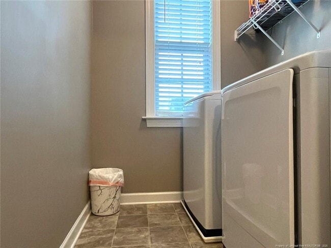 Building Photo - 582 Century Dr