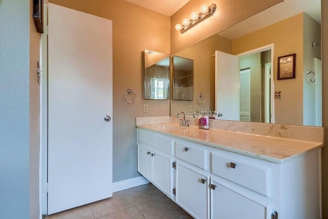 Building Photo - 1-Bedroom, 1-Bathroom Apartment for Rent –...