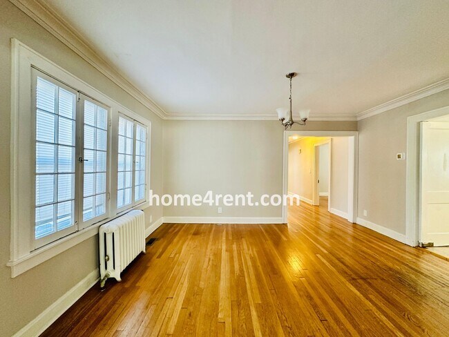 Building Photo - First Level Condo, Just Off the Plaza with Hardwood Floors and Lawn Care Provided!