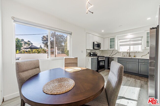 Building Photo - 722 Lincoln Blvd