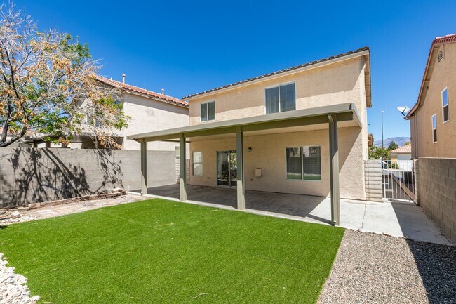 Building Photo - Stunning 4 bedroom, 2.5 bathroom