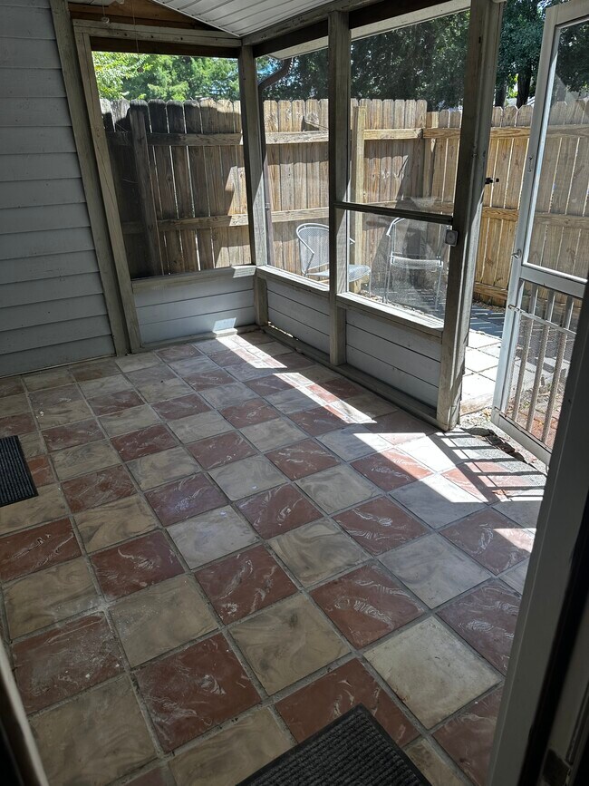 Building Photo - 1676 Hunters Run Dr