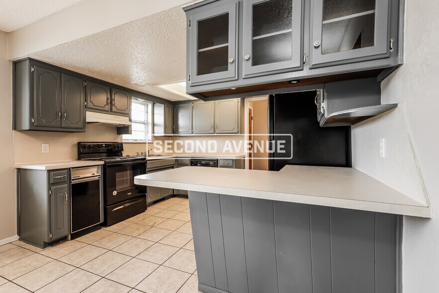 Building Photo - 2412 Crystal Dr