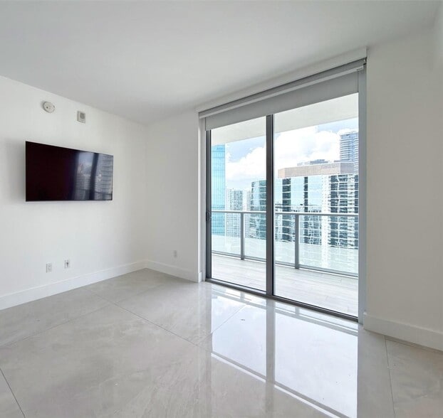 Building Photo - 1300 Brickell Bay Dr